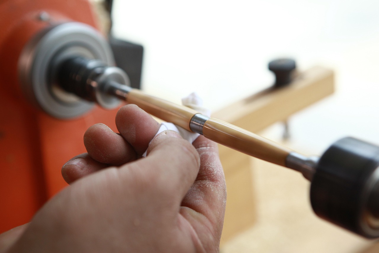 Établi de l'atelier ASP Menuiseries avec outils de travail du bois